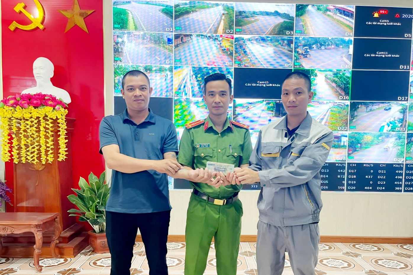 La police de la commune de Hùng Việt organise la restitution de l'argent perdu par les habitants. Photo: Police de la commune de Hùng Việt