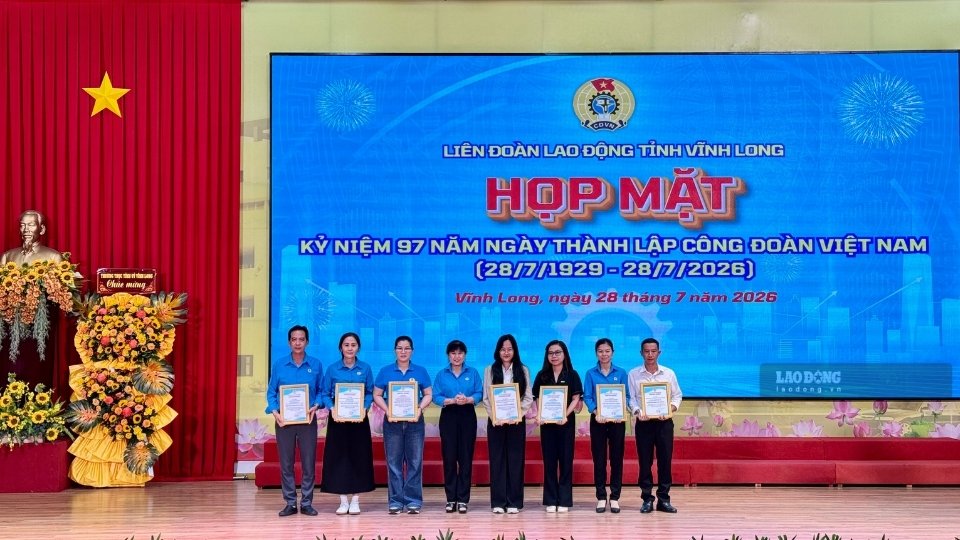 Đại diện các công đoàn cơ sở nhận giải tại cuộc thi sáng tác video clip ngắn với chủ đề “Công đoàn trong trái tim tôi“. Ảnh: Hoàng Lộc