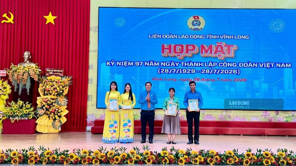 The Organizing Committee awarded prizes to collectives who achieved results at the short video clip creation contest on social media platforms in 2026. Photo: Hoang Loc