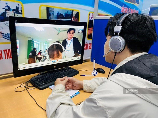 According to experts, for young workers, salary is only one of the many factors considered when choosing a workplace. Photo: Luong Hanh