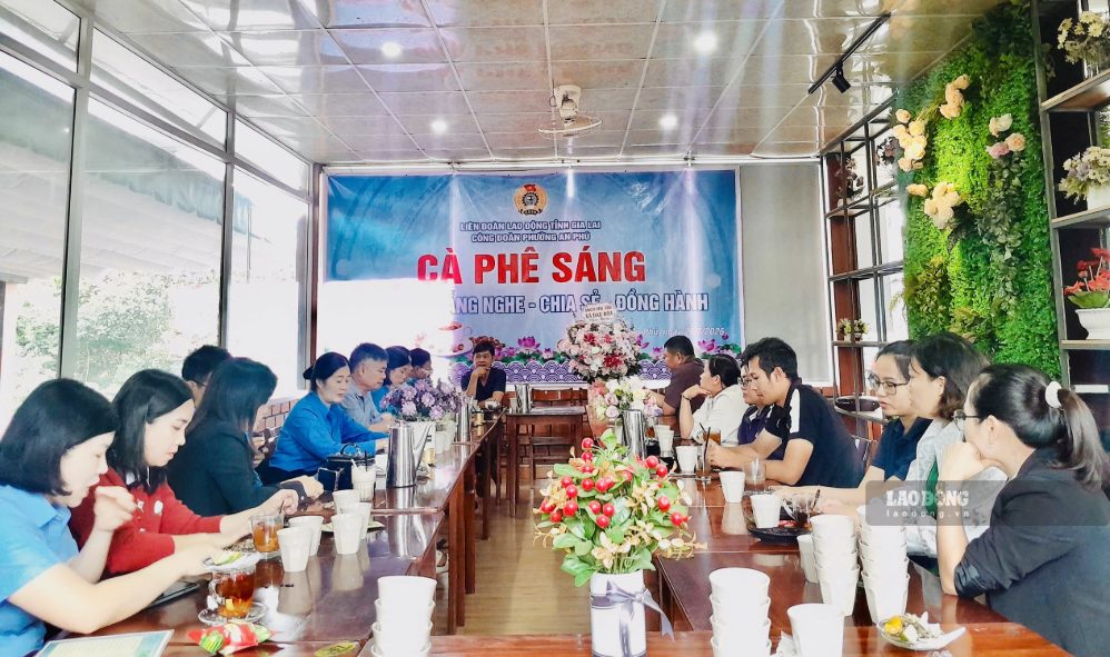 Grassroots Trade Union officials share difficulties and obstacles with leaders and commune authorities to find solutions. Photo Thanh Tuan