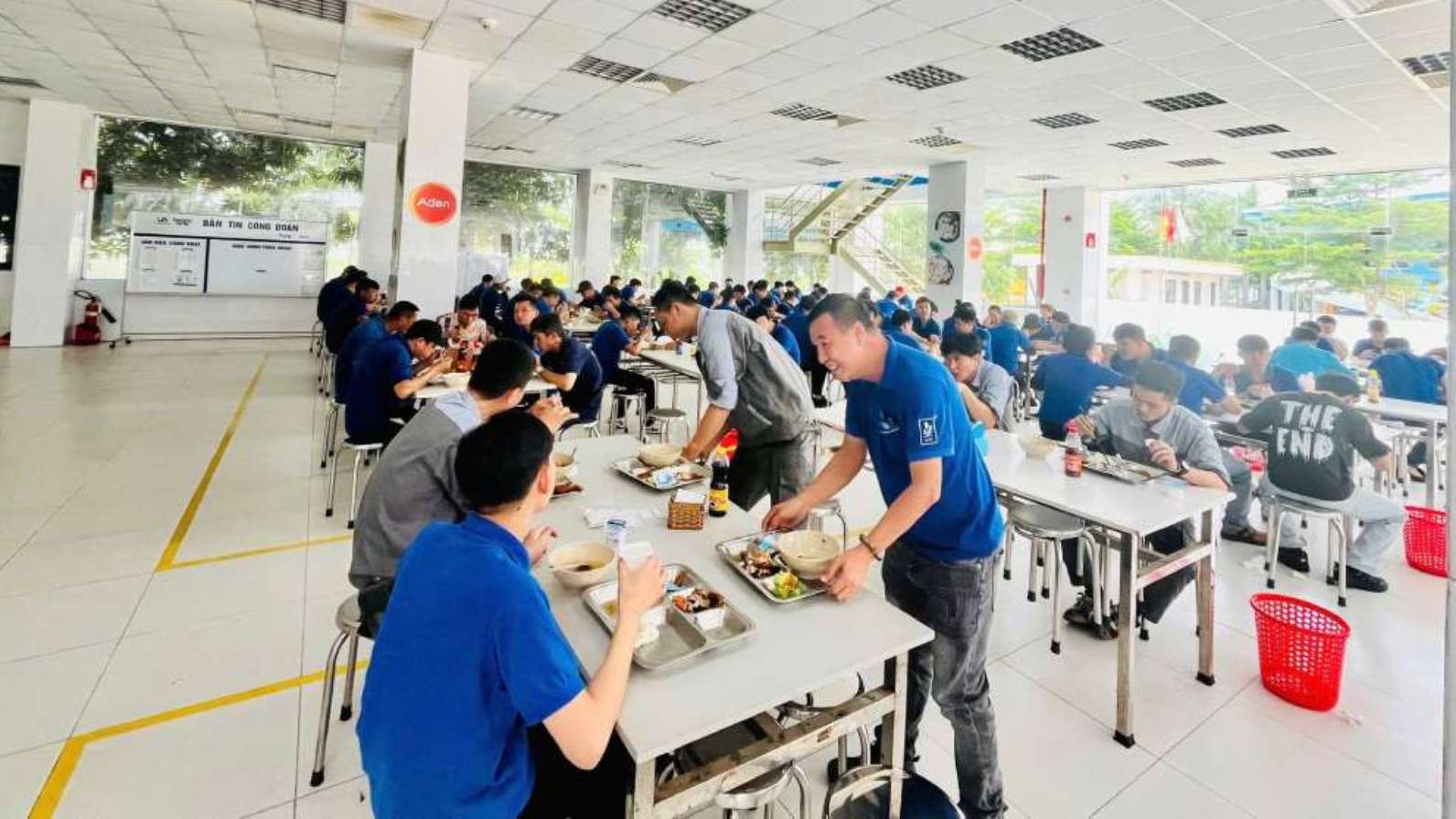 Unir les membres à partir des repas syndicaux. Photo: Société TransAsia TanTec