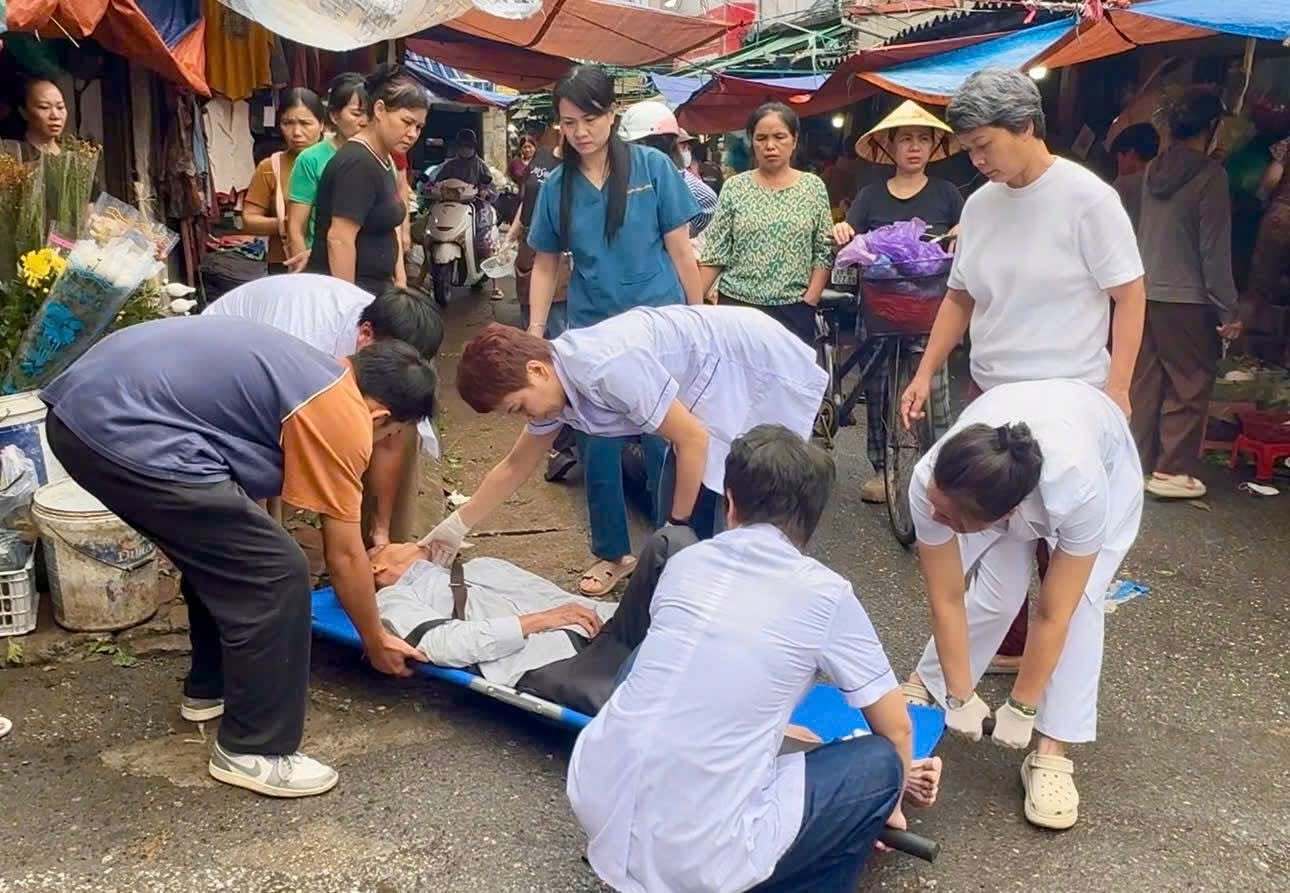 1년 동안 혈압약을 중단한 남자가 뇌졸중 의심으로 시장 한가운데 쓰러졌습니다. 사진: 지앙보동 보건소 제공