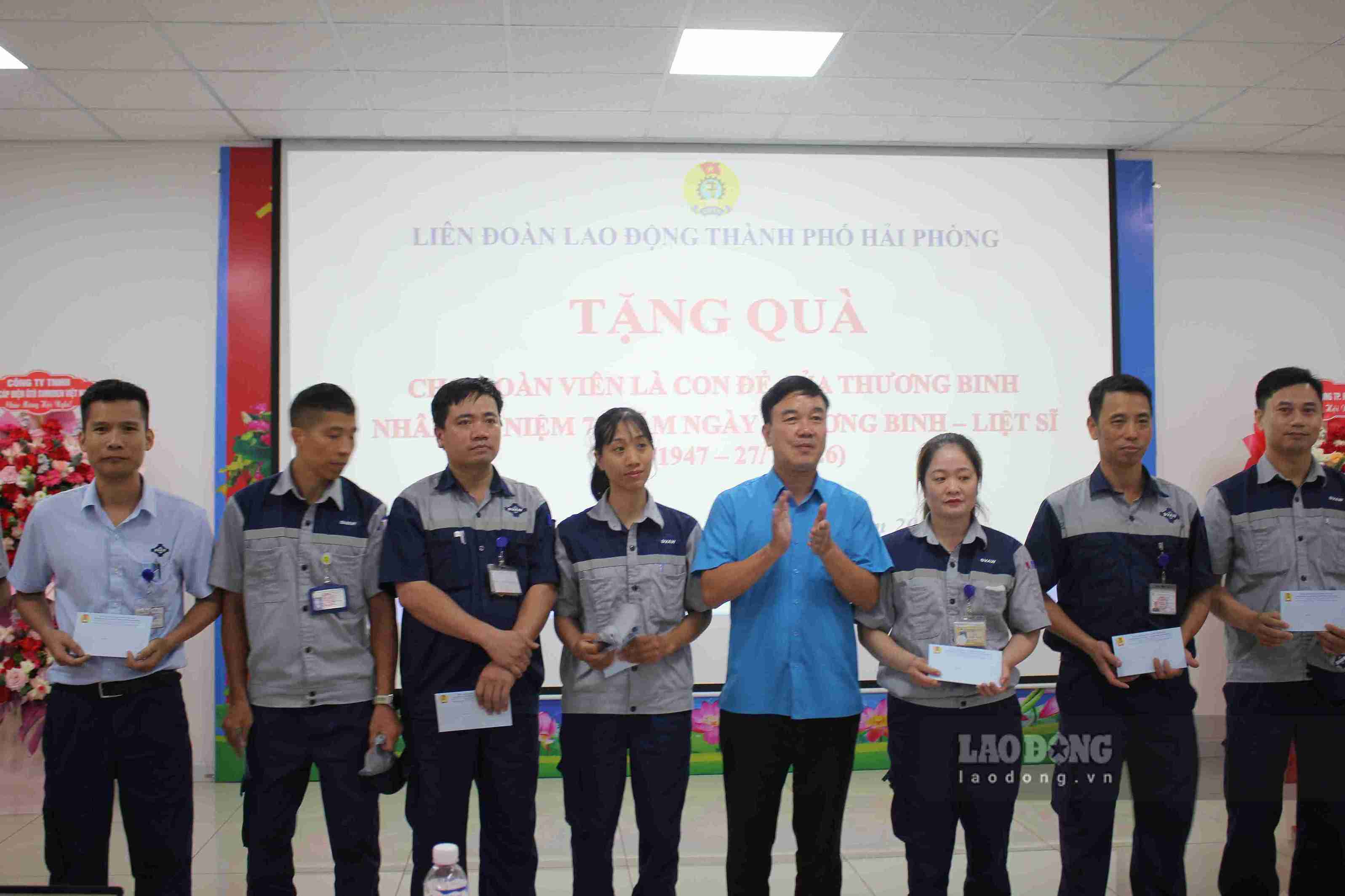 Liên đoàn Lao động TP Hải Phòng trao quà cho đoàn viên là con thương binh nhân dịp kỷ niệm 79 năm Ngày Thương binh - Liệt sĩ.