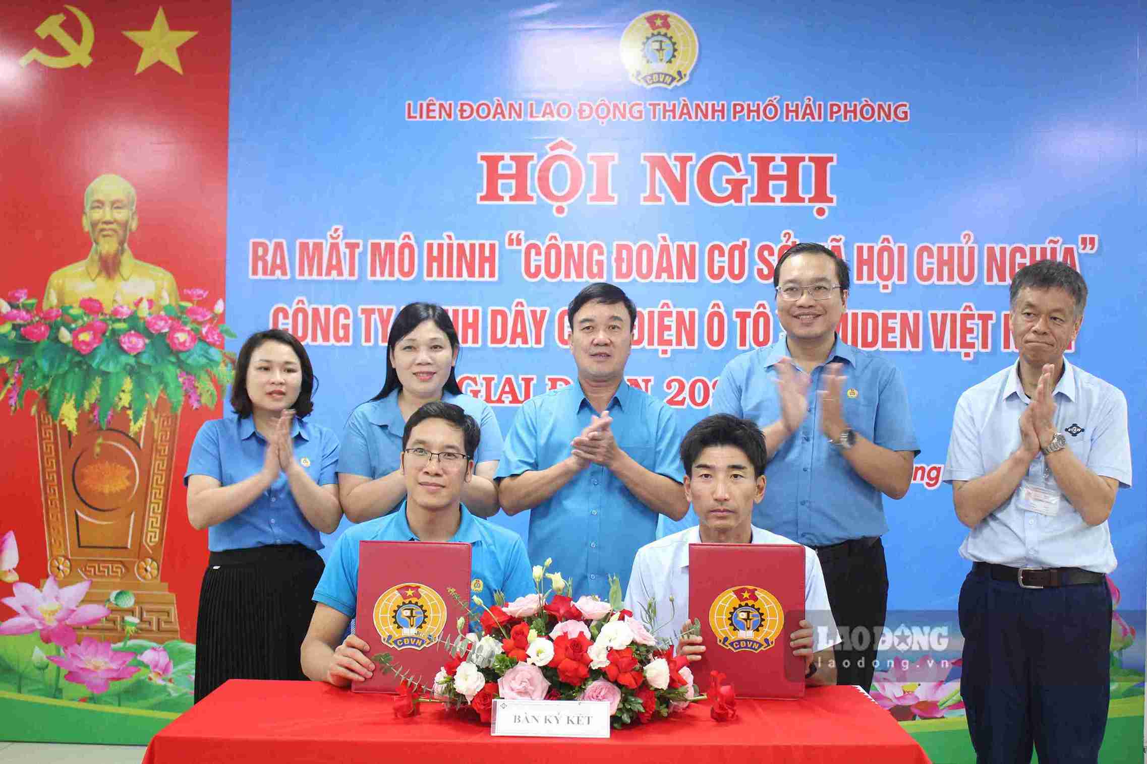 Đại diện lãnh đạo Công ty và Ban Chấp hành Công đoàn ký cam kết triển khai mô hình “Công đoàn cơ sở xã hội chủ nghĩa” giai đoạn 2026 - 2030.