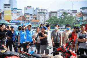 Les fans font la queue pour acheter des billets pour le match Vietnam - Singapour