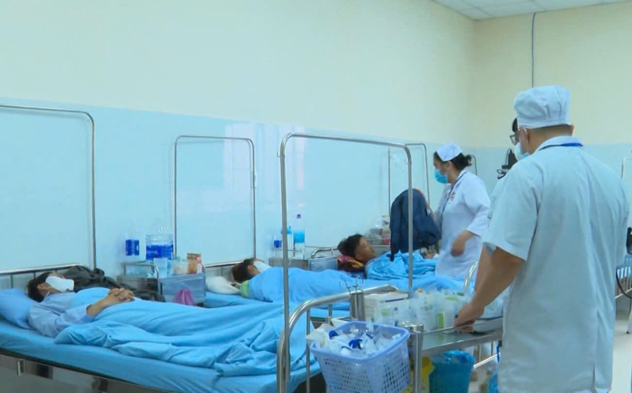Patients suspected of poisoning after eating bread are being treated at the hospital. Photo: Lam Dong General Hospital