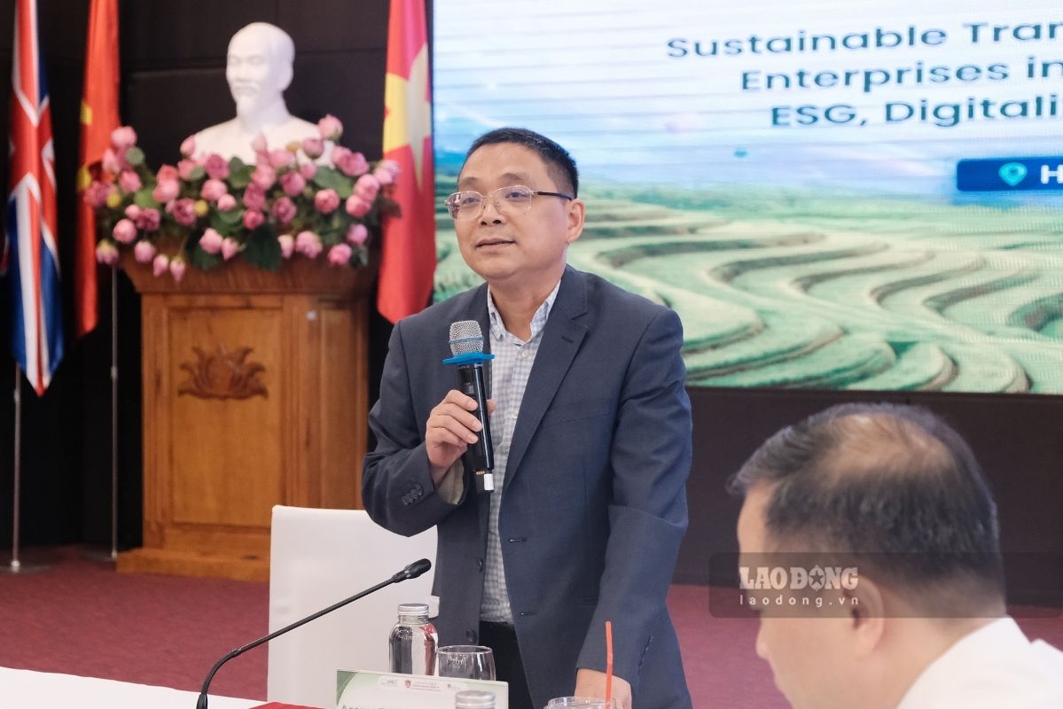 PGS.TS Phan Chí Anh - Viện trưởng Viện Quản trị Kinh doanh, Trường Đại học Kinh tế, Đại học Quốc gia Hà Nội phát biểu khai mạc Hội thảo. Ảnh: Thanh Bình 
