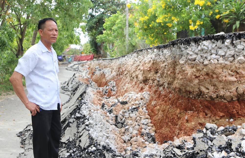 Dozens of meters of inter-communal road seriously subsided. Photo: Nguyen Luan