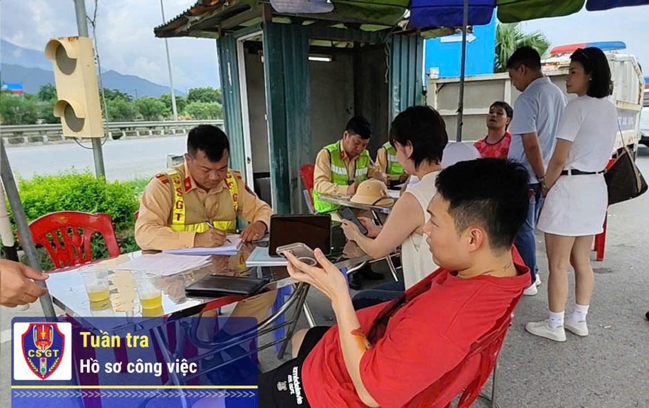 Lực lượng chức năng lập biên bản các trường hợp vi phạm quá tốc độ trên cao tốc Nội Bài - Lào Cai. Ảnh: CSGT 