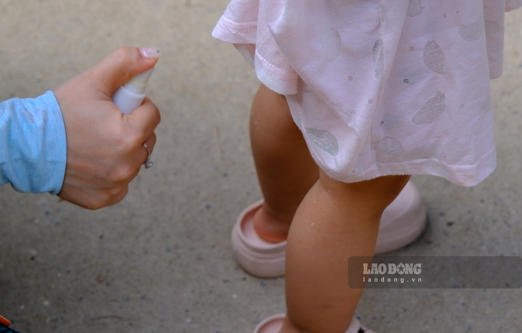 Parents proactively prevent their children from information about Adenovirus increase. Photo: Han Nghien