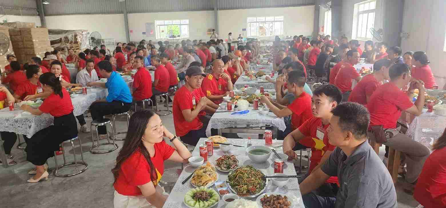“Bữa cơm Công đoàn” được tổ chức với 180 suất ăn dành cho đoàn viên, người lao động Công ty Gỗ Việt Phát HD. Ảnh: Công đoàn xã Tứ Kỳ