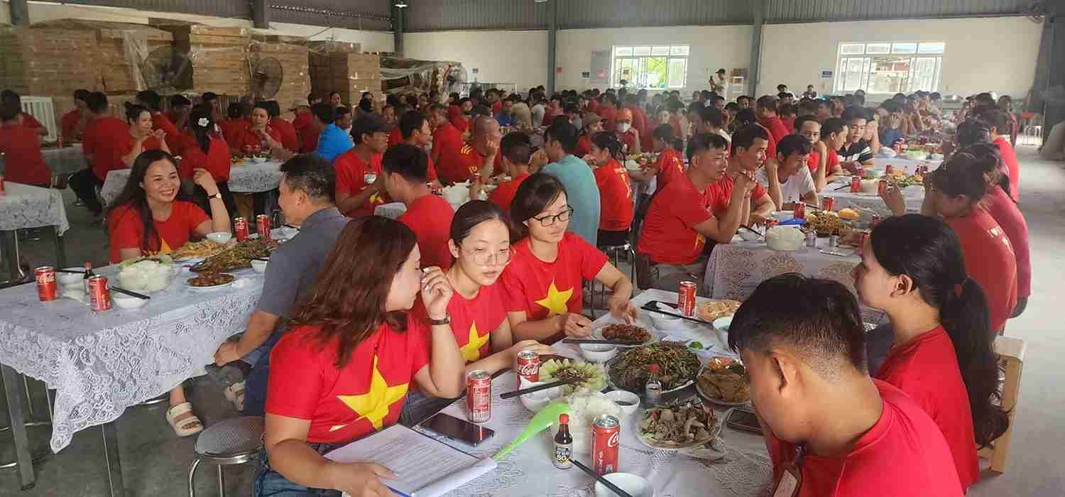 Meals are prepared with full nutrition, ensuring food safety and hygiene for workers. Photo: Tu Ky Commune Trade Union