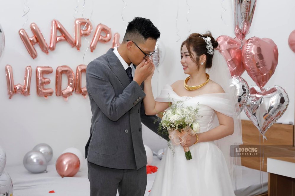 Many young couples face a lot of pressure after their weddings. Photo: Khanh Linh
