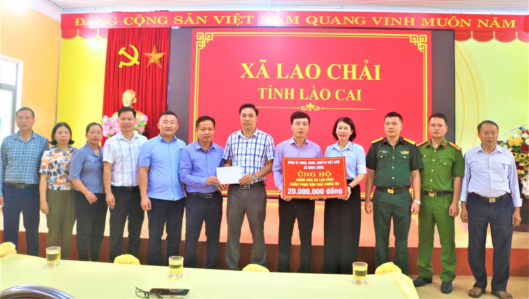Minh Luong commune provides funding to support Lao Chai commune to soon overcome the consequences of natural disasters. Photo: Lao Chai commune