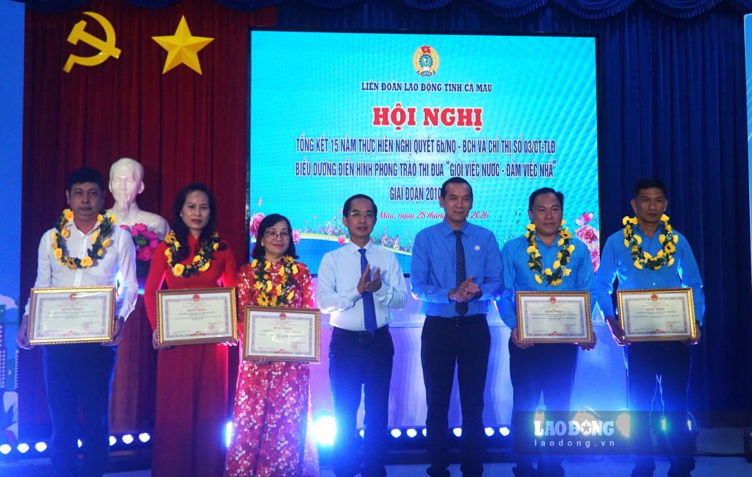 Deputy Secretary of the Provincial Party Committee, Chairman of the Vietnam Fatherland Front Committee of Ca Mau province Ho Thanh Thuy (white shirt) presents certificates of merit to collectives. Photo: Nhat Ho.