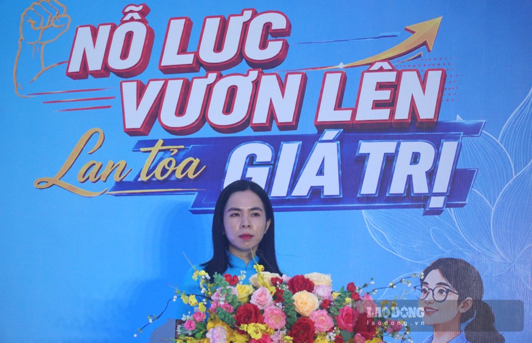 Phó Chủ tịch thường trực LĐLĐ Cà Mau Ngô Diễm Phúc phát biểu điểm qua 15 năm thực hiện phong trào thi đua. Ảnh: Nhật Hồ.