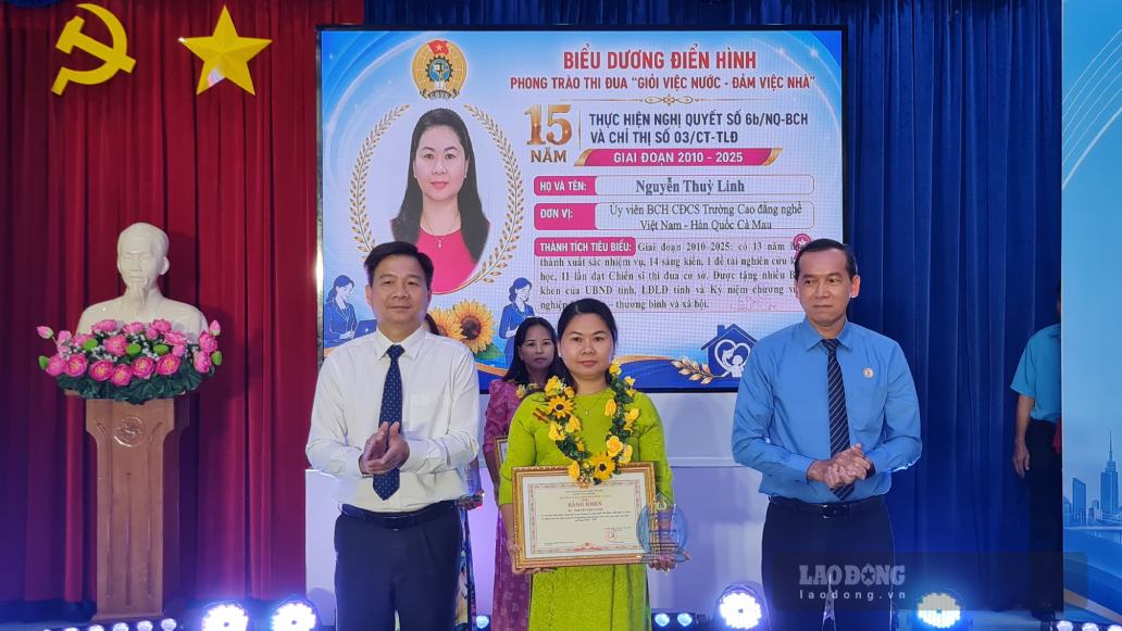 Ông Nguyễn Bình Tân, Uỷ viên Ban thường vụ Tỉnh uỷ, Phó trưởng đoàn chuyên trách Đoàn Đại biểu  Quốc hội tỉnh Cà Mau cùng ông Lý Công Bắc, Chủ tịch LĐLĐ Cà Mau trao bằng khen, tuyên dương. Ảnh: Nhật Hồ.