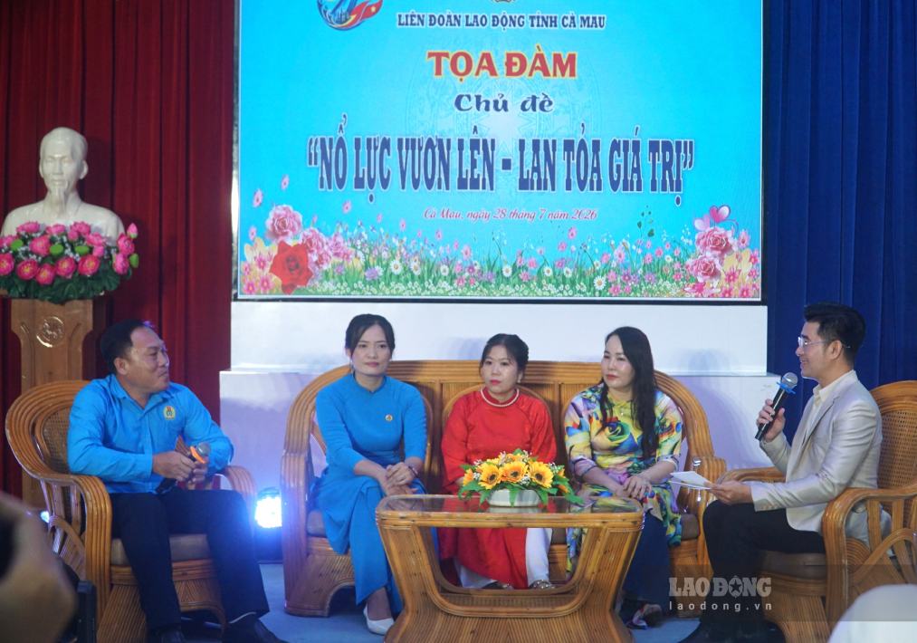 Toạ đàm với chủ đề ” Nổ lực vươn lên- lan toả giá trị” các cá nhân chia sẻ nhiều kinh nghiệm trong phòng trào thi đua. Ảnh: Nhật Hồ.
