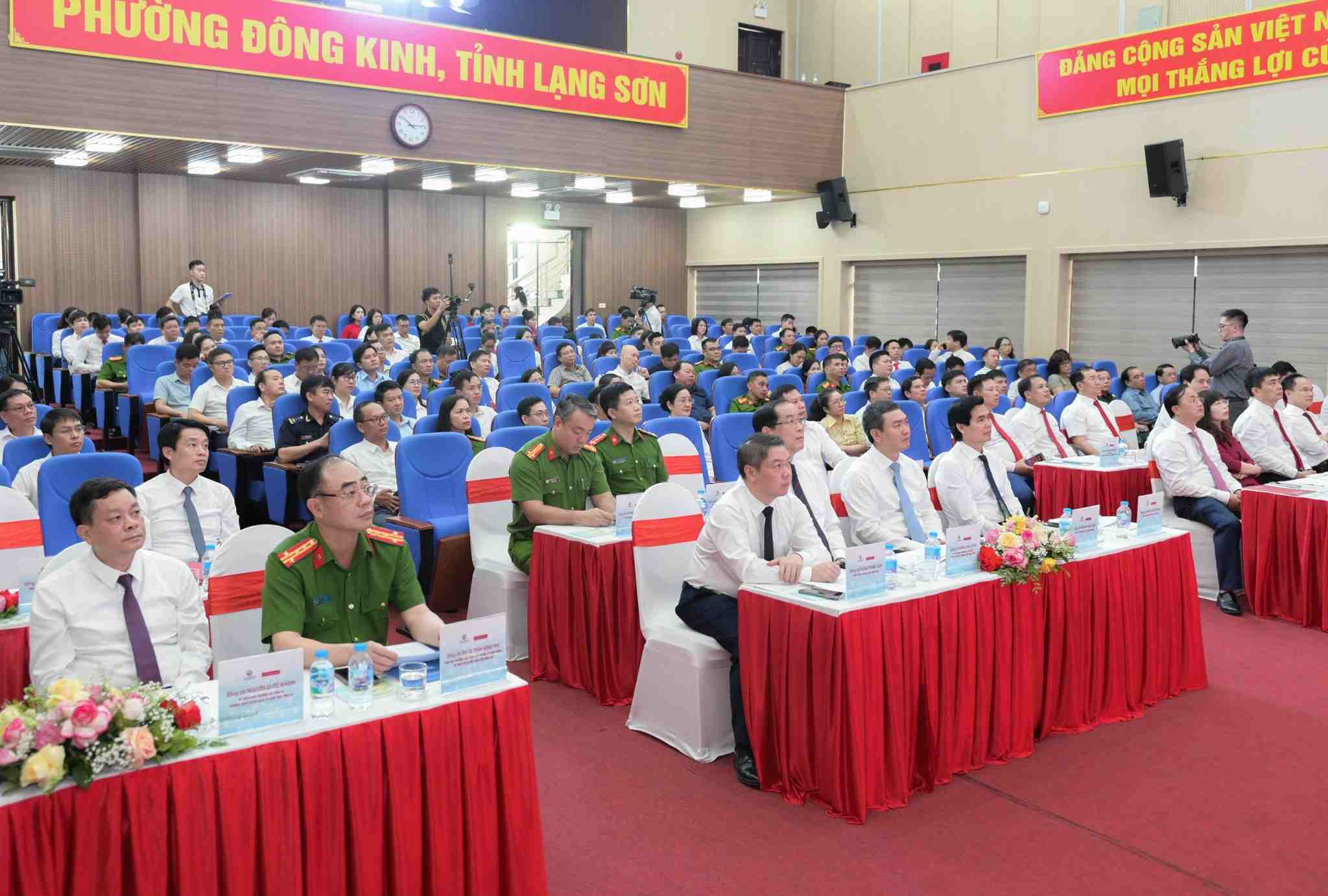 Các đại biểu dự Lễ khai trương Mô hình Trạm dịch vụ công số tại tỉnh Lạng Sơn. Ảnh: Agribank