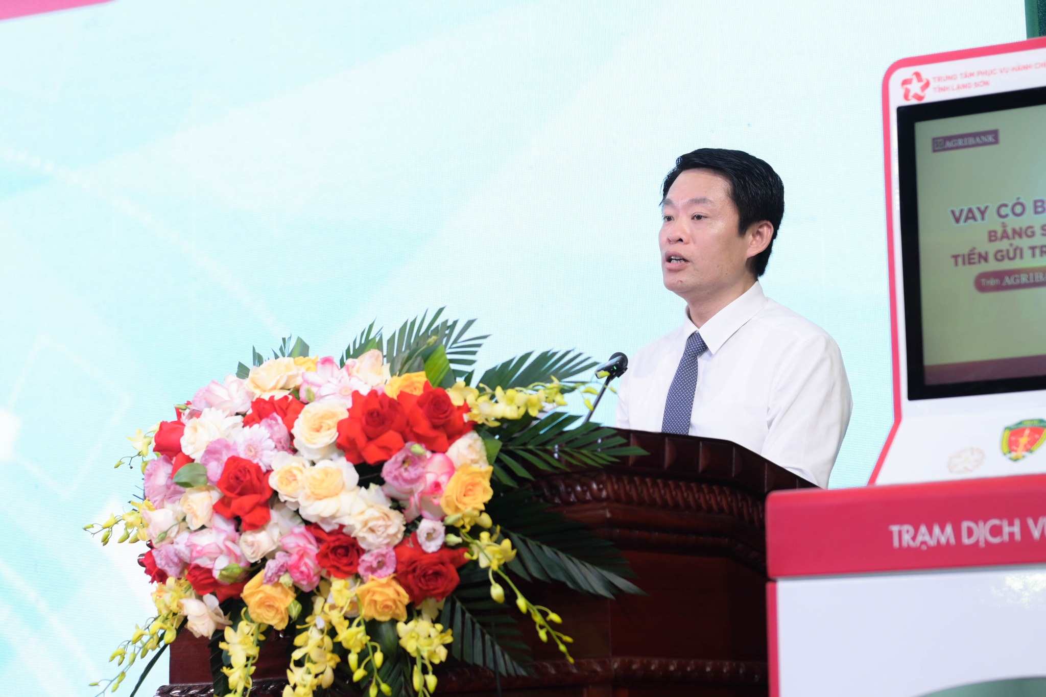 Đồng chí Nguyễn Quang Huy - Tỉnh ủy viên, Giám đốc Sở Khoa học và Công nghệ tỉnh Lạng Sơn báo cáo kết quả phối hợp, triển khai mô hình Trạm dịch vụ công số. Ảnh: Agribank