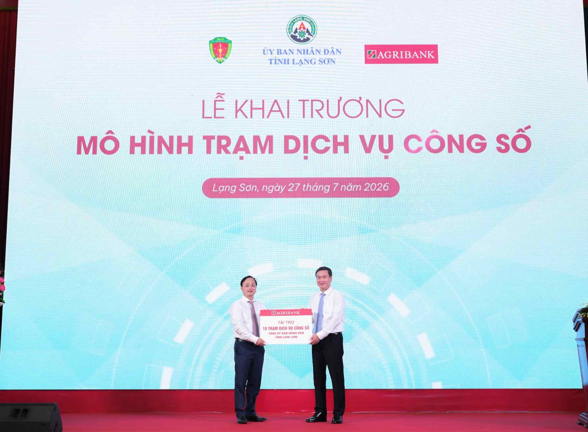 Đồng chí Tô Huy Vũ - Bí thư Đảng ủy, Chủ tịch HĐTV Agribank trao tặng 10 Trạm dịch vụ công số cho tỉnh Lạng Sơn. Ảnh: Agribank