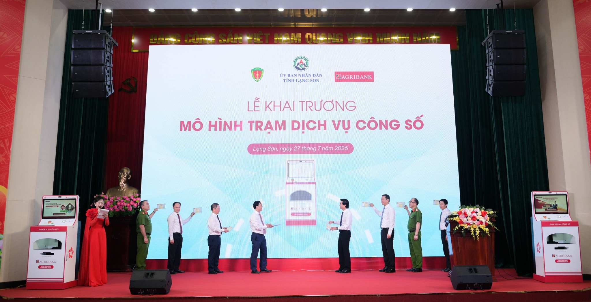 Các đại biểu thực hiện nghi thức ra mắt Trạm dịch vụ công số trên địa bàn tỉnh Lạng Sơn. Ảnh: Agribank