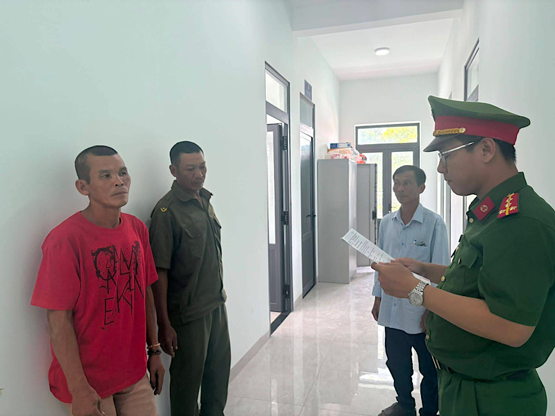 Police temporarily detain a man who has been in prison many times for theft. Photo: Police provided