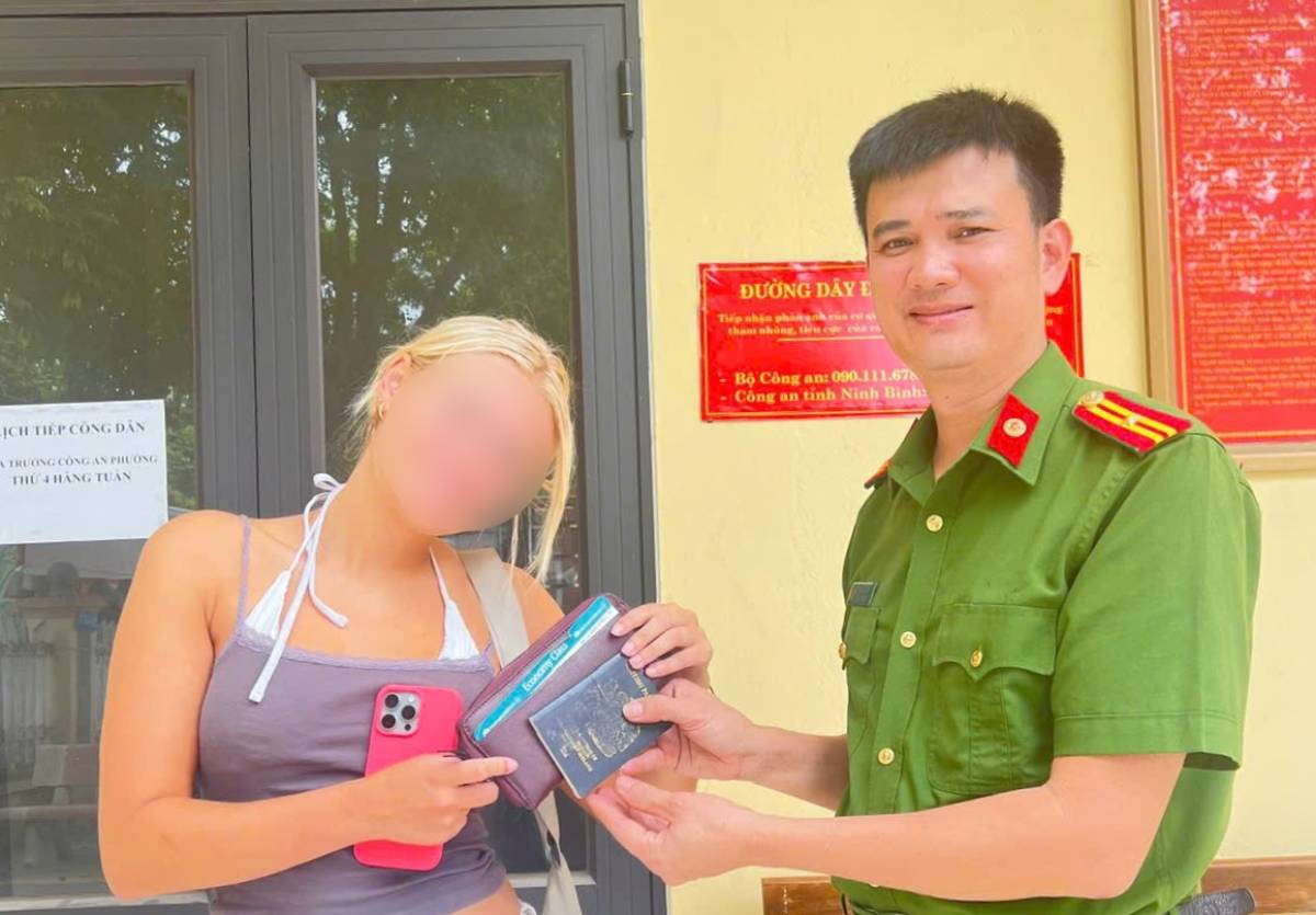Nam Hoa Lu Ward Police promptly supported and helped British tourists to receive back lost property. Photo: Ninh Binh Provincial Police