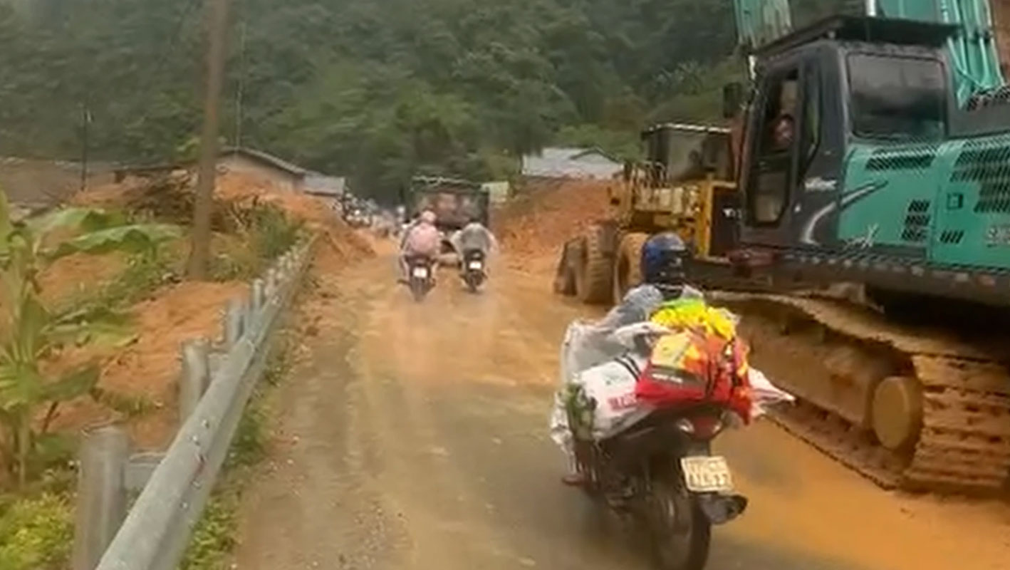 National Highway 32 through Khao Mang commune temporarily reopens to traffic after many hours of landslide recovery. Photo: Provided by Road Construction Joint Stock Company I - Yen Bai