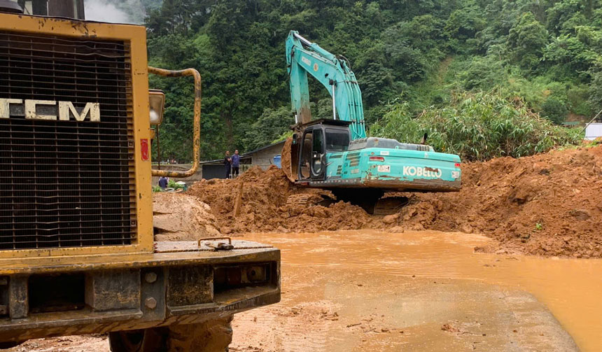 Máy móc, nhân công được huy động để khơi thông tuyến đường. Ảnh: Người dân cung cấp 