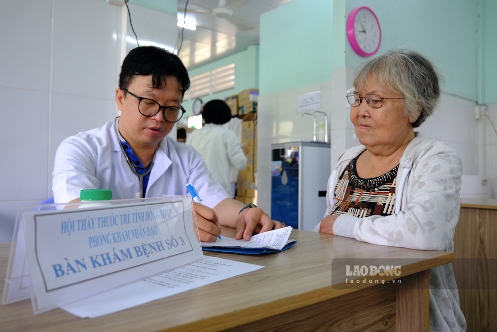 According to many opinions, speaking standards are part of medical ethics, helping patients alleviate their pain. In the photo: Ms. Ha examines patients at Dong Thap Provincial Humanitarian Clinic. Photo: Phong Linh.