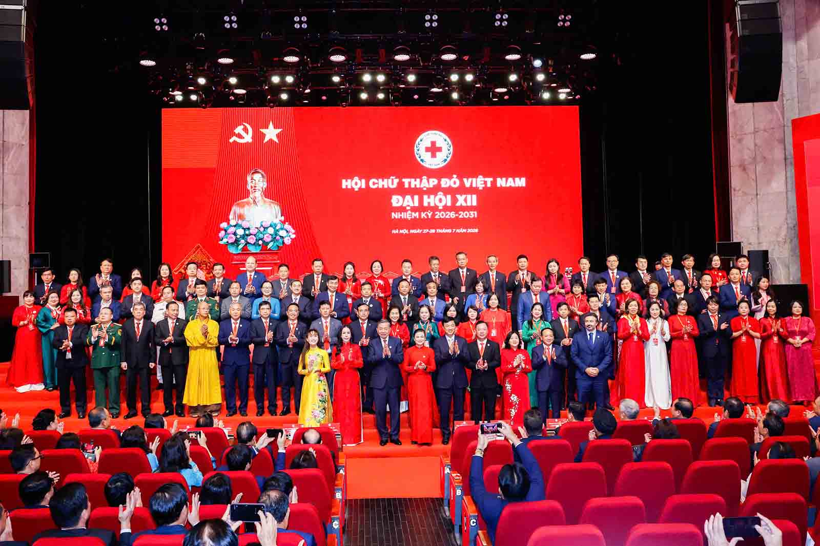 Le Comité exécutif central de la Croix-Rouge vietnamienne, XIIe mandat, présente le Congrès. Photo: Comité d'organisation