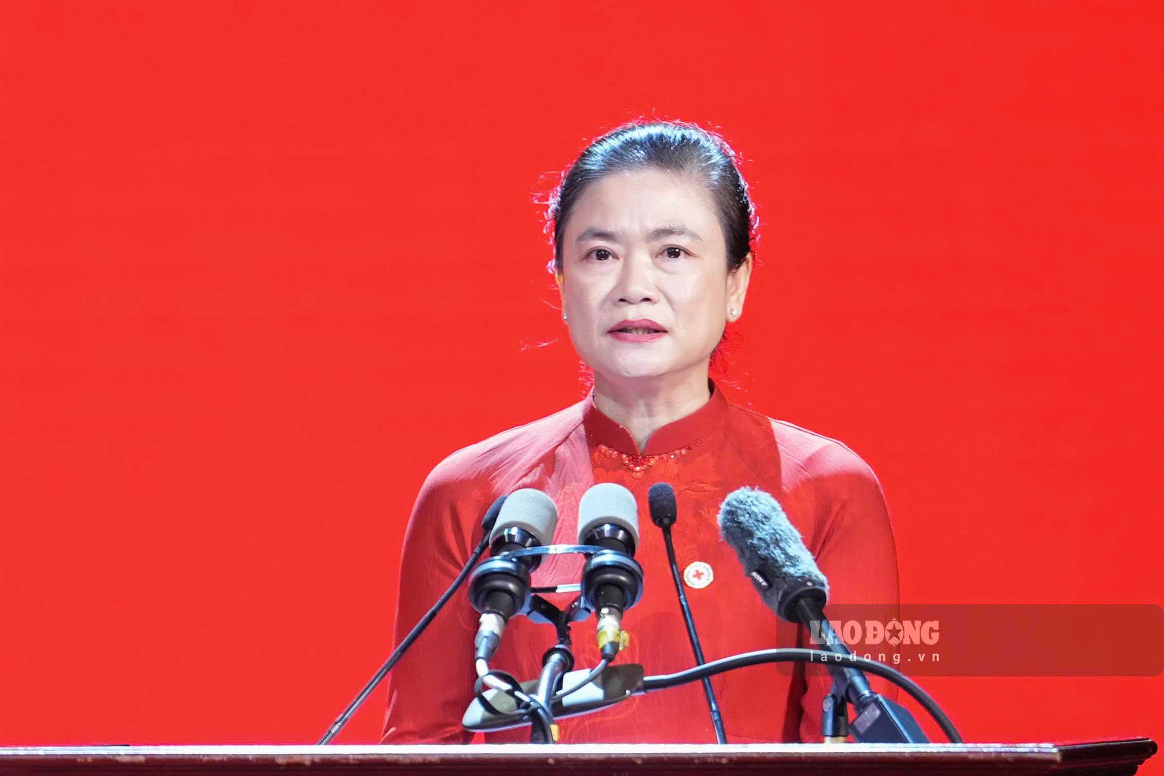 Bà Đỗ Thị Thu Thảo, Chủ tịch Trung ương Hội Chữ thập đỏ Việt Nam khóa XII phát biểu bế mạc Đại hội. Ảnh: Hữu Chánh 