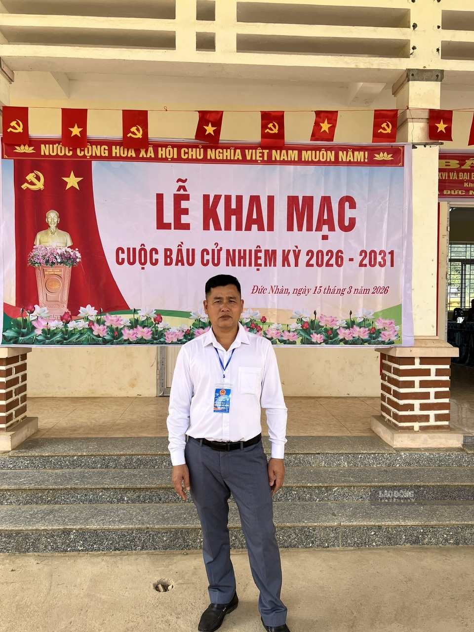 Ông Xa Văn Đạt chia sẻ niềm vui với mức phụ cấp mới. Ảnh: Nhân vật cung cấp