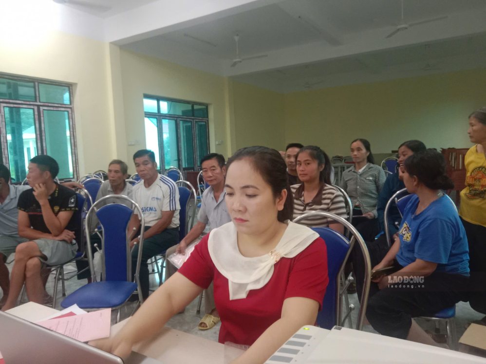 Head of Chum Nua village and people meet to clear ground and clean up land data. Photo: Kim Quyen