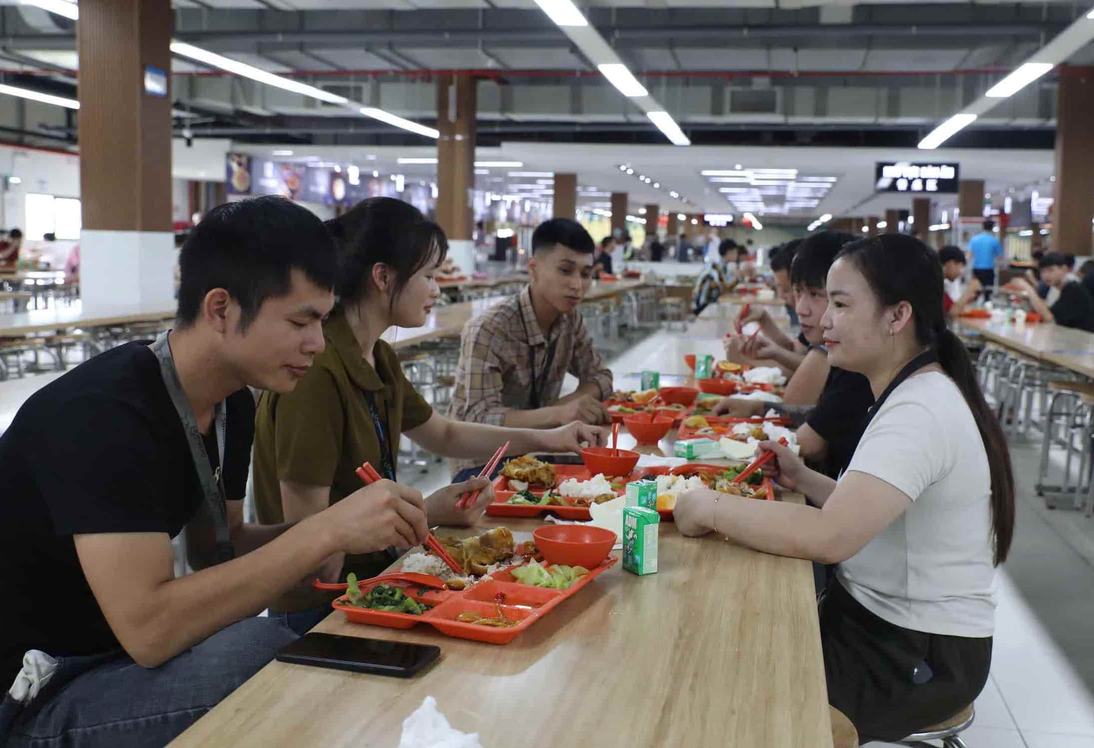“Bữa cơm Công đoàn” tại Công ty TNHH Luxshare-ICT (Vân Trung, Bắc Ninh). Ảnh: Quyết Chiến/Liên đoàn Lao động tỉnh. 