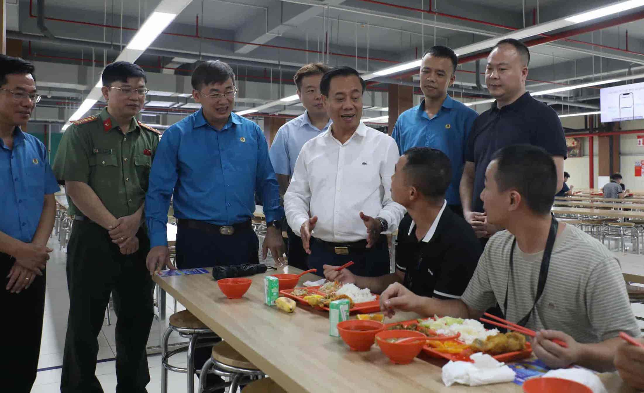 Union members and workers of Luxshare-ICT Co., Ltd. (Van Trung) participate in the "Trade Union Meal" Program. Photo: Quyet Chien/Provincial Labor Federation