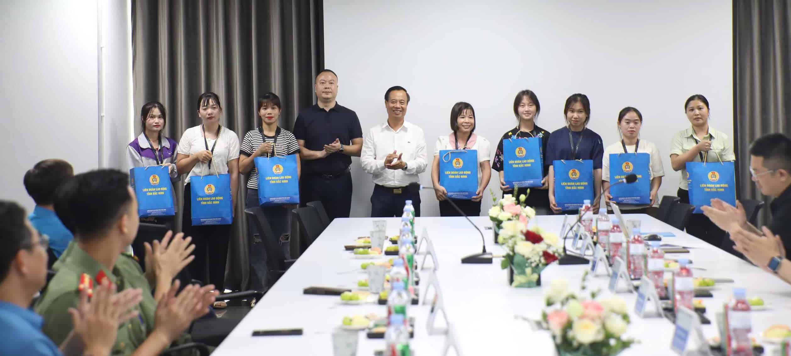 Ông Đinh Đức Cảnh (thứ 5 từ trái qua) - Ủy viên Ban Thường vụ Tỉnh ủy, Chủ nhiệm Ủy ban Kiểm tra Tỉnh ủy trao quà cho đoàn viên, người lao động có hoàn cảnh khó khăn. Ảnh: Quyết Chiến/Liên đoàn Lao động tỉnh. 