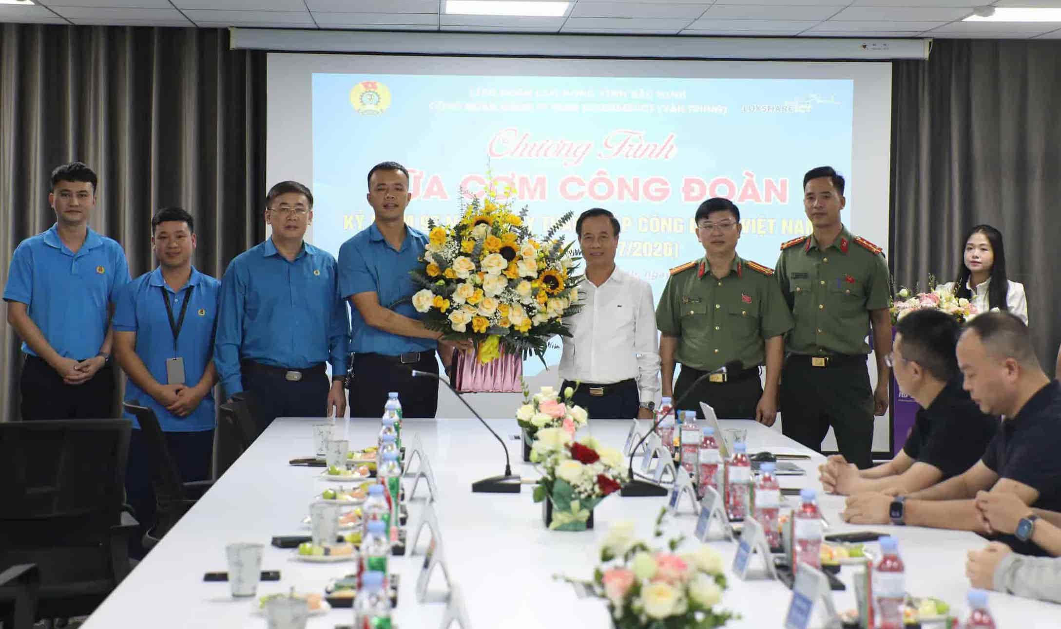 Lãnh đạo tỉnh và Liên đoàn Lao động tỉnh tặng hoa chúc mừng Công đoàn Công ty. Ảnh: Quyết Chiến/Liên đoàn Lao động tỉnh. 