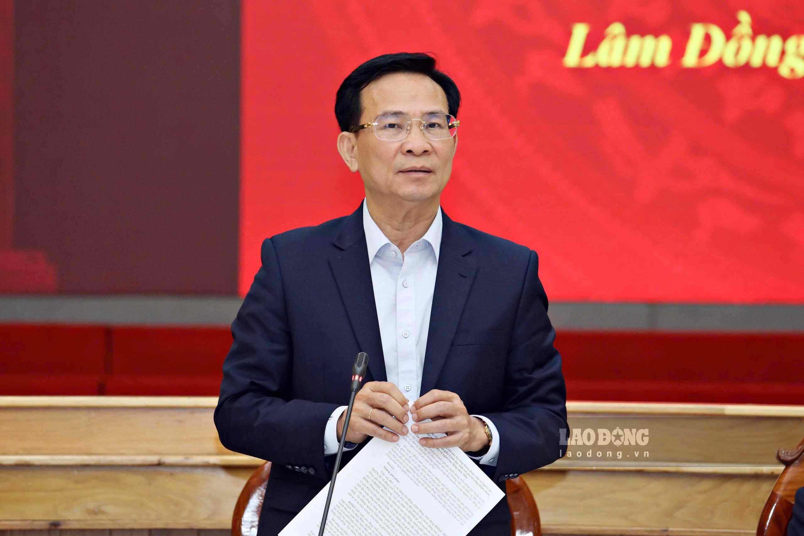 Ông Hồ Văn Mười - Ủy viên Trung ương Đảng, Chủ tịch UBND tỉnh Lâm Đồng phát biểu tại buổi đối thoại. Ảnh: Lê Thành 