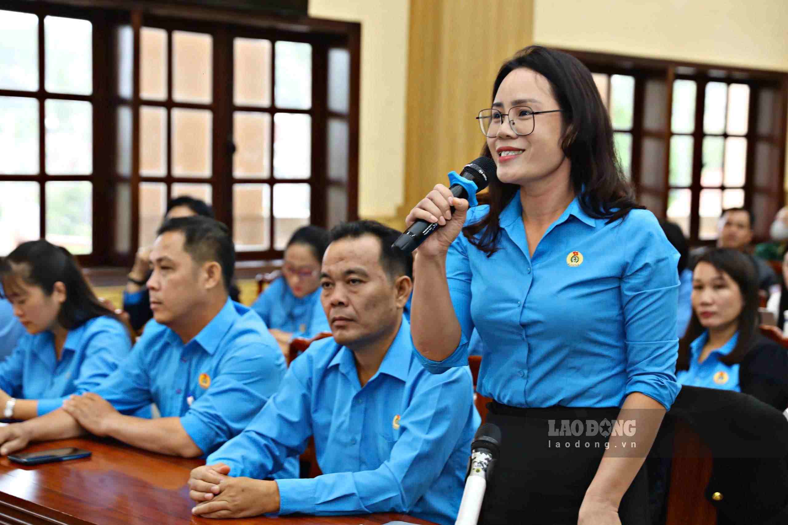 対話会議で意見や提言を述べる組合員、労働者。写真:レ・タイン