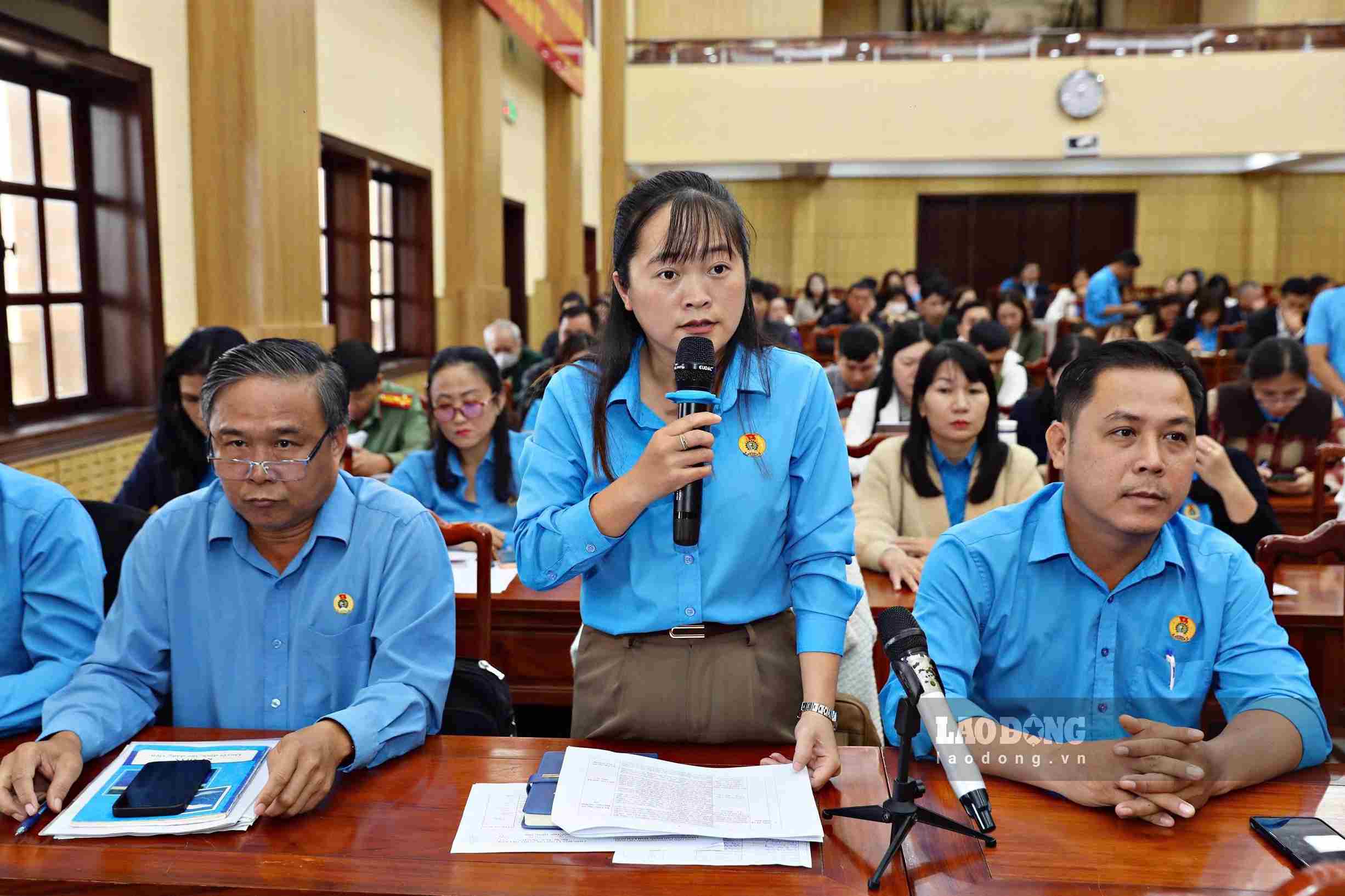 Đoàn viên, người lao động nêu ý kiến, kiến nghị tại hội nghị đối thoại. Ảnh: Lê Thành 