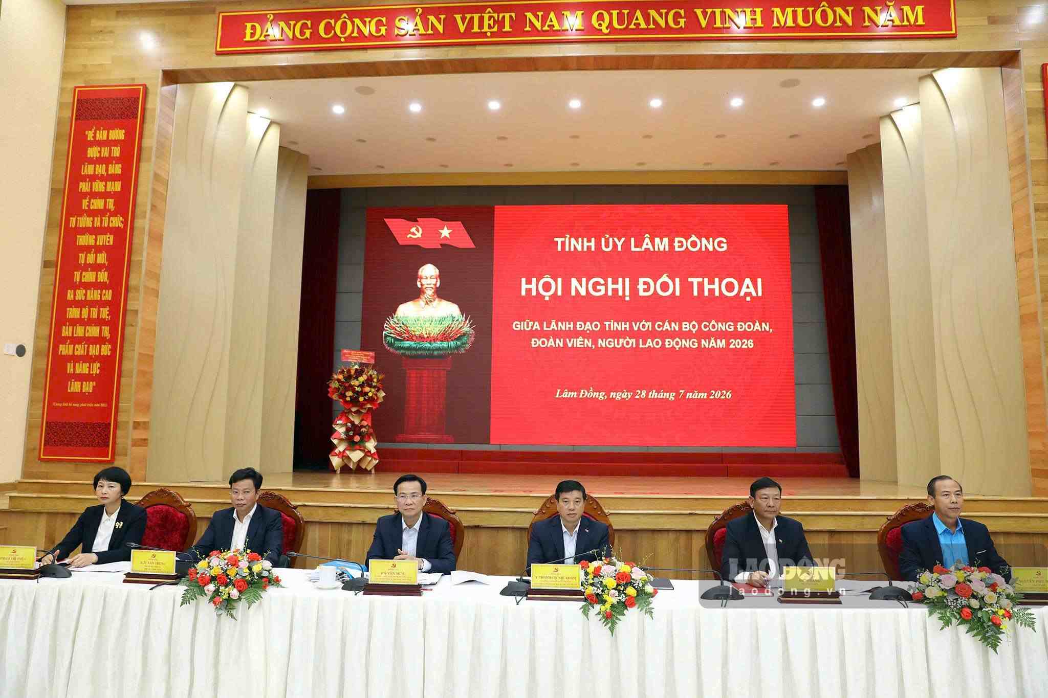 Lãnh đạo tỉnh Lâm Đồng chủ trì hội nghị đối thoại với người lao động. Ảnh: Lê Thành 