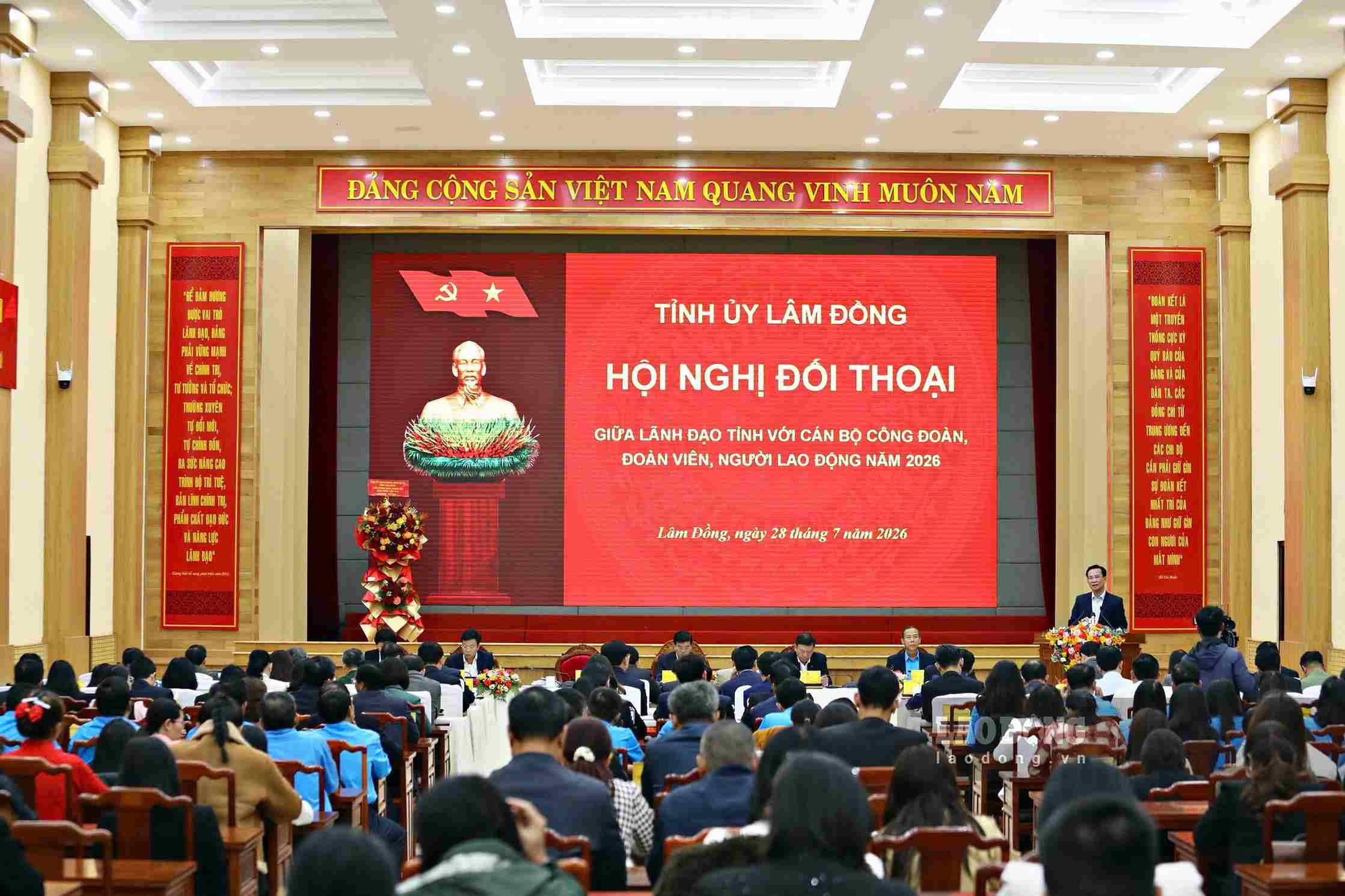 Quang cảnh hội nghị đối thoại giữa lãnh đạo tỉnh Lâm Đồng với cán bộ, đoàn viên, người lao động. Ảnh: Lê Thành 