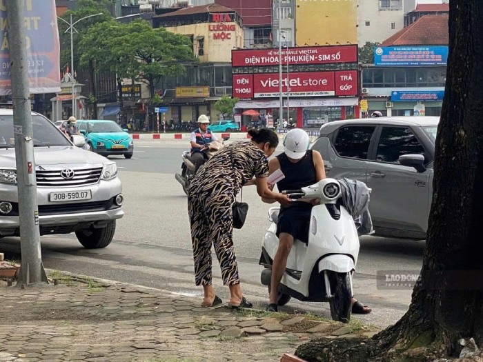 Nhiều cổ động viên mua vé “chợ đen” với những vị trí đẹp. Ảnh: Minh Dân