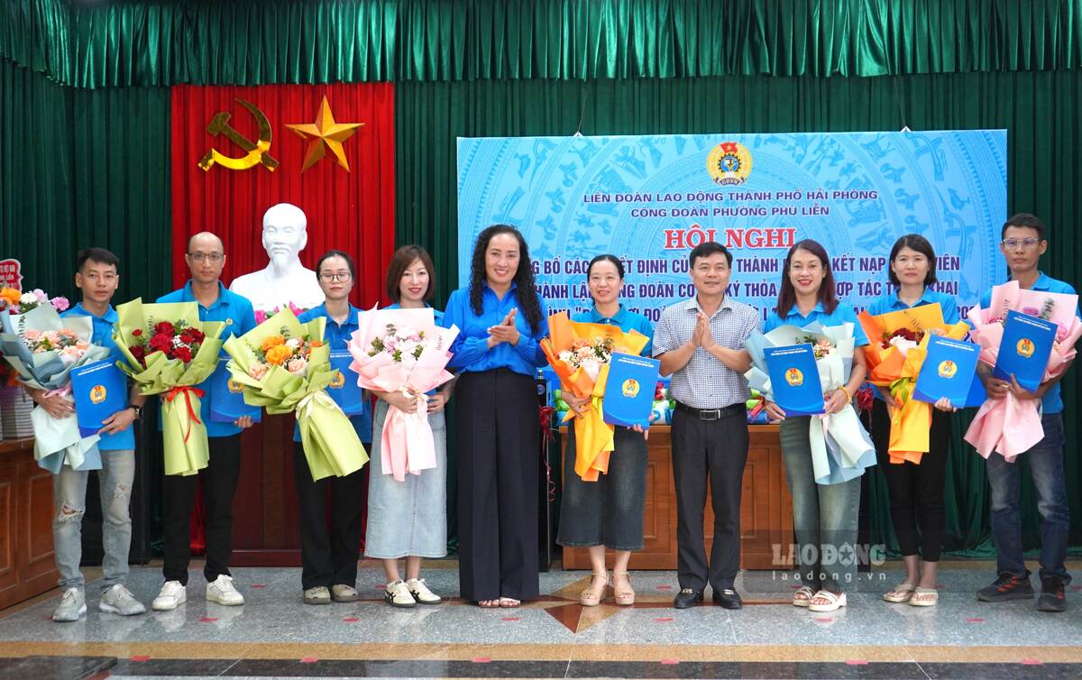 Đại diện lãnh đạo LĐLĐ TP Hải Phòng trao quyết định thành lập 8 công đoàn cơ sở. Ảnh: Mai Dung