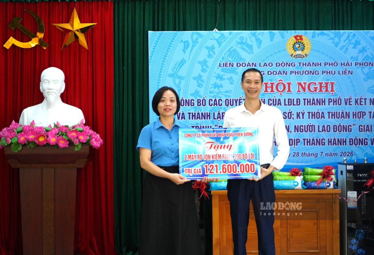 Phu Lien Ward Trade Union signs coordination and receives sponsorship from Thien Duong Import-Export Joint Stock Company. Photo: Mai Dung