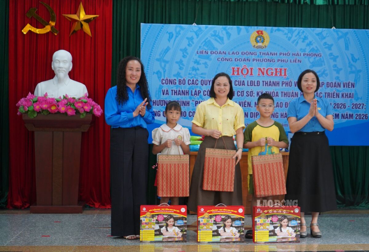 LĐLĐ TP Hải Phòng trao quà tặng con công nhân, lao động phường Phù Liễn. Ảnh: Mai Dung