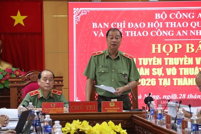 Thiếu tướng Lê Hồng Hiệp, Phó Cục trưởng Cục Công tác chính trị, phát biểu thông tin về quy mô kỷ lục của Hội thao CAND 2026. Ảnh: Nguyễn Linh